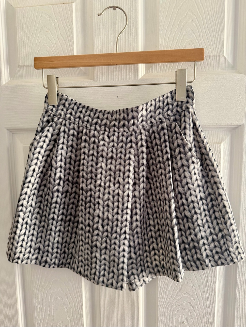 Banana Republic Cable Knit Print
Pleated Skort Mini Shorts Size 0 NWT
